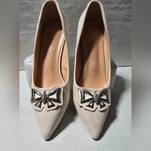 New Womens Beige Suede Clear Heel, Pointed Toe Pumps w/ Accent Bow Size (41) 10M - Picture 3 of 6